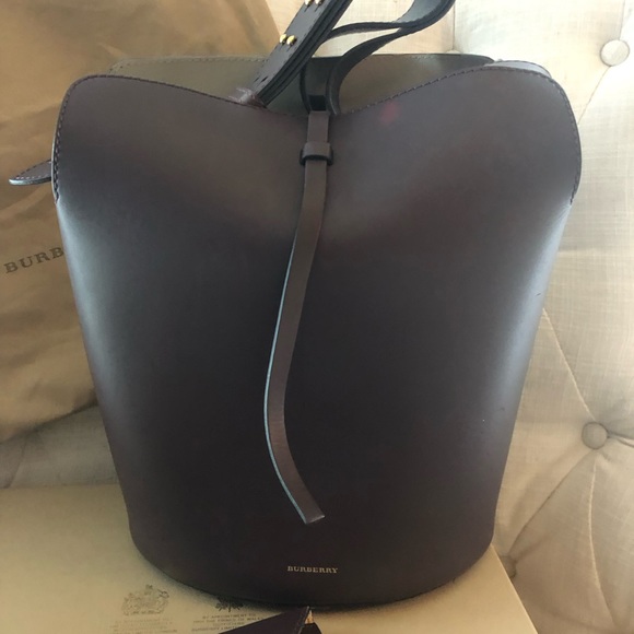 Burberry bucket style handbag with wristlet. - Picture 3 of 9